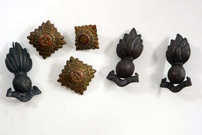 6 סמלים ממלחמת העולם השנייה, 1935–1945: 3 סמלי כובע של הארטילריה המלכותית הבריטית ו־3 דרגות 