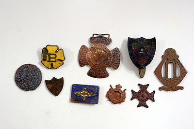 תשעה סמלים ומדליות שנמצאו על ידי גלאי מתכות באדמת אנגליה, מהתקופה הוויקטוריאנית וממלחמות העולם 