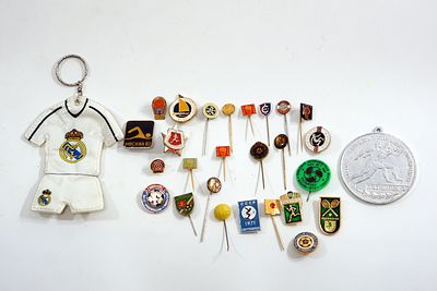 לוט עשרים סמלי ספורט אירופאים מתקופות ושנים שונות, וחולצה עם מכנס שבור לאוהדי ריאל מדריד.