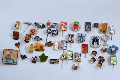 לוט גדול עם סמלים אירופאים.