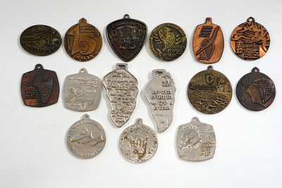 חמש־עשרה מדליות של צליחת הכנרת משנת 1967 עד 1982.