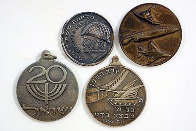 ארבע מדליות צבאיות: חיל האוויר, חטיבת כרמלי, מבצע קדש, כיבוש הכותל.