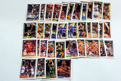 לוט מרשים של קלפי כדורסל אמריקאי מהעשור הכי מטורף בליגה! האוסף כולל קלפים שנות 90 של החברות 