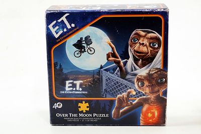 פאזל של הסרט הכי מרגש בהיסטוריה, E.T. המארז מקורי לחלוטין ושמור. מתאים כמתנה מיוחדת לאוהבי רטרו 