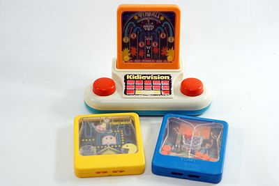 קונסולת משחקי וידאו מכנית וילדים. כולל שלשה משחקים.