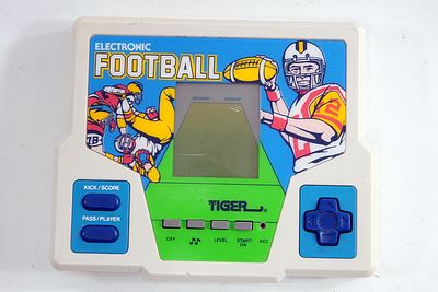 משחק פוטבול אלקטרוני", זה יכול לנוע בין נוסטלגיה מתוקה לבין שיא הטכנולוגיה