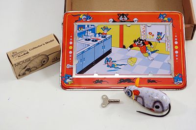 "עכבר המזל" (Lucky Mouse) עשוי פח, מהתקופה שבה צעצועים נבנו כדי להחזיק מעמד.