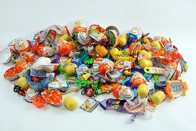 אוסף מרשים ומגוון הכולל כמות גדולה של צעצועי קינדר (Kinder Surprise) מסדרות נוסטלגיות, לצד 