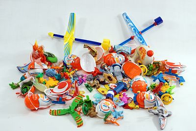 אוסף מרשים ומגוון הכולל כמות גדולה של צעצועי קינדר (Kinder Surprise) מסדרות נוסטלגיות, לצד 