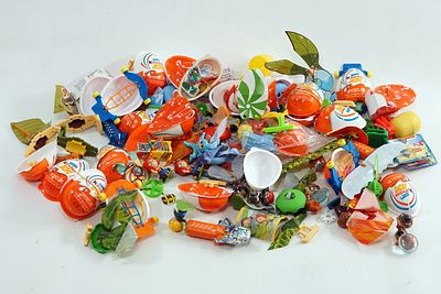 אוסף מרשים ומגוון הכולל כמות גדולה של צעצועי קינדר (Kinder Surprise) מסדרות נוסטלגיות, לצד 