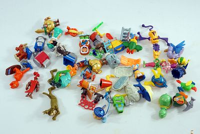 אוסף מרשים ומגוון הכולל כמות גדולה של צעצועי קינדר (Kinder Surprise) מסדרות נוסטלגיות, לצד 