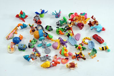 אוסף מרשים ומגוון הכולל כמות גדולה של צעצועי קינדר (Kinder Surprise) מסדרות נוסטלגיות, לצד 