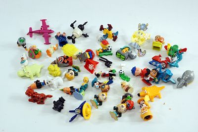 אוסף מרשים ומגוון הכולל כמות גדולה של צעצועי קינדר (Kinder Surprise) מסדרות נוסטלגיות, לצד 