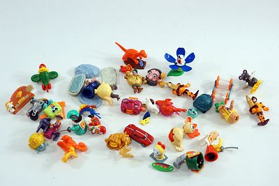 אוסף מרשים ומגוון הכולל כמות גדולה של צעצועי קינדר (Kinder Surprise) מסדרות נוסטלגיות, לצד 