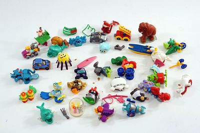 אוסף מרשים ומגוון הכולל כמות גדולה של צעצועי קינדר (Kinder Surprise) מסדרות נוסטלגיות, לצד 