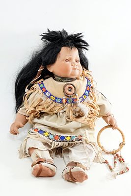 בובת אינדיאני פנים וידיים פורצלן בעבודת יד עם בגדי עור חתום גובה 50 ס"מ