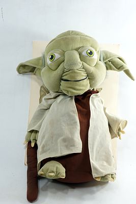 בובת יודה (Star Wars) נדירה - גודל מרשים (מעל 50 ס"מ) - מצב מעולה עם תג מקורי. פריט חובה לכל 