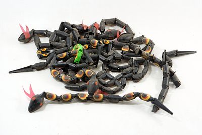 משחק ילדים .לוט גדול נחשים מתקפלים. מתנות לימי הולדת