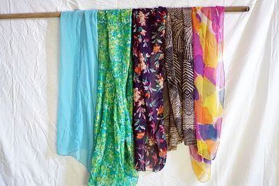 אוסף צעיפים. צעיפים איכותיים מאוד, אולי של בתי אופנה מוכרים או עם הדפסים אמנותיים.עשוי מ-100% 