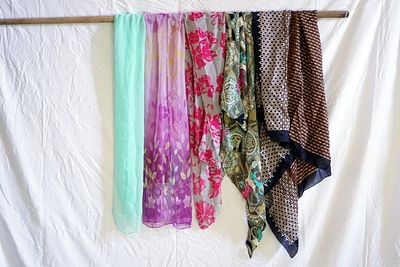 אוסף צעיפים. צעיפים איכותיים מאוד, אולי של בתי אופנה מוכרים או עם הדפסים אמנותיים.עשוי מ-100% 