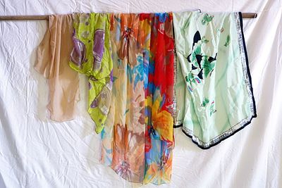 אוסף צעיפים. צעיפים איכותיים מאוד, אולי של בתי אופנה מוכרים או עם הדפסים אמנותיים.עשוי מ-100% 