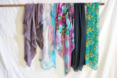 אוסף צעיפים. צעיפים איכותיים מאוד, אולי של בתי אופנה מוכרים או עם הדפסים אמנותיים.עשוי מ-100% 