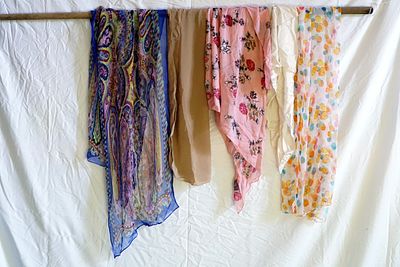 אוסף צעיפים. צעיפים איכותיים מאוד, אולי של בתי אופנה מוכרים או עם הדפסים אמנותיים.עשוי מ-100% 