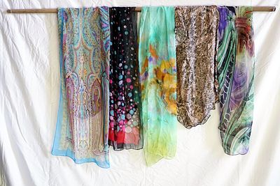 אוסף צעיפים. צעיפים איכותיים מאוד, אולי של בתי אופנה מוכרים או עם הדפסים אמנותיים.עשוי מ-100% 