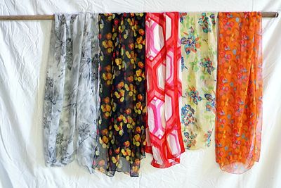 אוסף צעיפים. צעיפים איכותיים מאוד, אולי של בתי אופנה מוכרים או עם הדפסים אמנותיים.עשוי מ-100% 