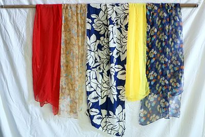 אוסף צעיפים. צעיפים איכותיים מאוד, אולי של בתי אופנה מוכרים או עם הדפסים אמנותיים.עשוי מ-100% 