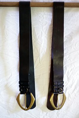 חגורה לאישה. צמד חגורות עור באיכות גבוהה, המשלבות אסתטיקה קלאסית ועמידות. החגורות מצוידות באבזמי 