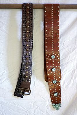 חגורה לאישה. זוג חגורות עור בעבודת יד, המשלבות עוצמה ועידון. החגורות מעוטרות בפרזול (Hardware) 