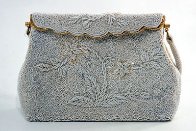 תיק אישה. הארנק הזה הוא פריט קוטור (Haute Couture) אמיתי מתור הזהב של האופנה הצרפתית. בשנות ה-30 