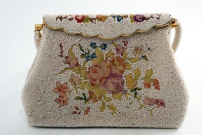 תיק אישה. הארנק הזה הוא פריט קוטור (Haute Couture) אמיתי מתור הזהב של האופנה הצרפתית. בשנות ה-30 