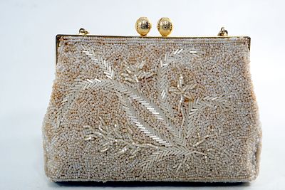 ארנק/תיק אישה. הארנק הזה הוא פריט קוטור (Haute Couture) אמיתי מתור הזהב של האופנה הצרפתית. בשנות 