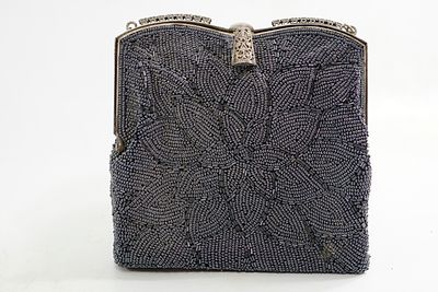 ארנק/תיק אישה. הארנק הזה הוא פריט קוטור (Haute Couture) אמיתי מתור הזהב של האופנה הצרפתית. בשנות 