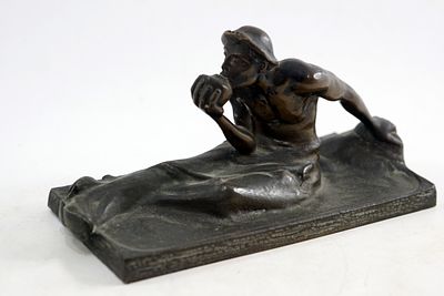 פסל ברונזה . "פועל נח" – אדולף יוזף פול (Adolf Joseph Pohl, 1872-1930) 
יצירת מופת ריאליסטית של 
