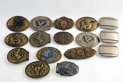 אוסף אבזמים. אוסף גדול של אבזמי מתכת חלקם נחושת חברות שונות