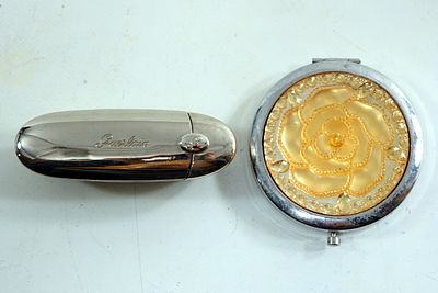 סט איפור. סט פודריה ומחזיק לאודם עם מראה פנימית נפתחת