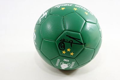 כדור מכבי חיפה חתום ע"י אדורם קייסי. מזכרת היסטורית מהתקופה המוזהבת של מכבי חיפה – כדור רגל חתום 