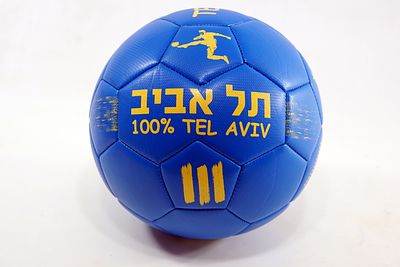 כדור מכבי תל אביב חתום ע"י יניב עזר. הזדמנות לאוהדי מכבי תל אביב ואספני ספורט: כדור רגל רשמי של 