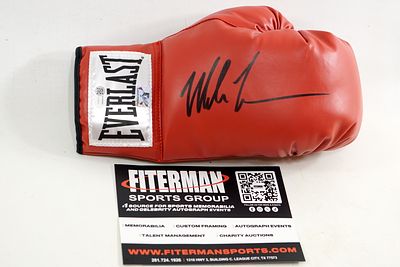 כפפת אגרוף חתומה ע"י מייק טייסון (Mike Tyson). הזדמנות נדירה להחזיק פיסה מהיסטוריית הספורט. כפפת 