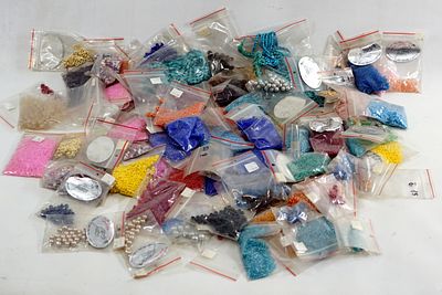 חגיגה של צבע: לוט ענק של חרוזי זכוכית, וקריסטלים ועוד. הזדמנות נדירה לרכישת מלאי עצום ומגוון של 