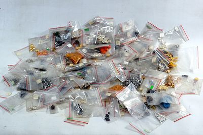 חגיגה של צבע: לוט ענק של חרוזי זכוכית, וקריסטלים ועוד. הזדמנות נדירה לרכישת מלאי עצום ומגוון של 