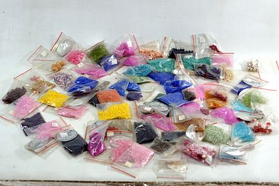 חגיגה של צבע: לוט ענק של חרוזי זכוכית, וקריסטלים ועוד. הזדמנות נדירה לרכישת מלאי עצום ומגוון של 