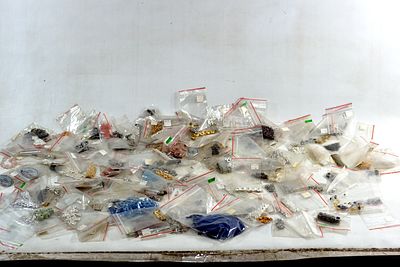 חגיגה של צבע: לוט ענק של חרוזי זכוכית, וקריסטלים ועוד. הזדמנות נדירה לרכישת מלאי עצום ומגוון של 