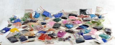 חגיגה של צבע: לוט ענק של חרוזי זכוכית, וקריסטלים ועוד. הזדמנות נדירה לרכישת מלאי עצום ומגוון של 