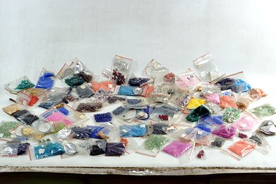 חגיגה של צבע: לוט ענק של חרוזי זכוכית, וקריסטלים ועוד. הזדמנות נדירה לרכישת מלאי עצום ומגוון של 