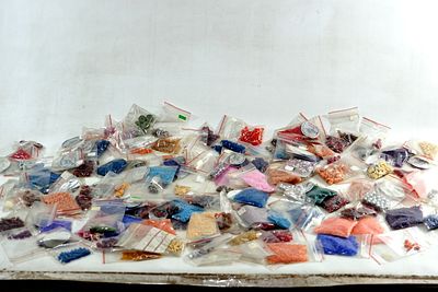 חגיגה של צבע: לוט ענק של חרוזי זכוכית, וקריסטלים ועוד. הזדמנות נדירה לרכישת מלאי עצום ומגוון של 