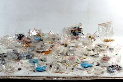 חגיגה של צבע: לוט ענק של חרוזי זכוכית, וקריסטלים ועוד. הזדמנות נדירה לרכישת מלאי עצום ומגוון של 